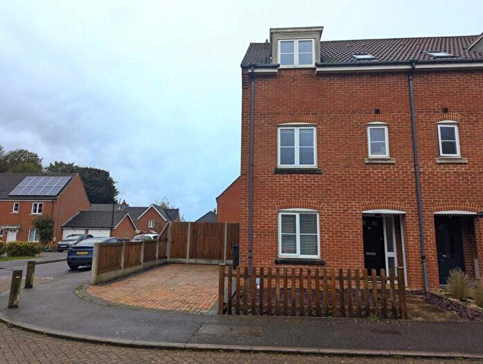 4 Bedroom Semi Detached House For Sale In Aspen Drive, Whitfield, Dover, Kent, CT16