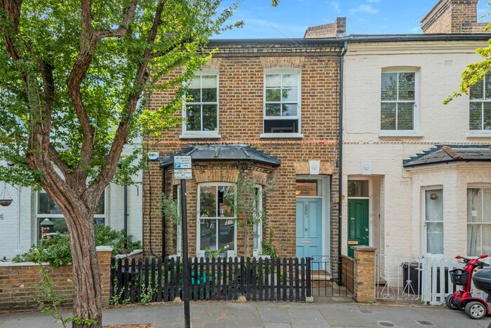 2 Bedroom Flat To Rent In Treadgold Street, London, W11