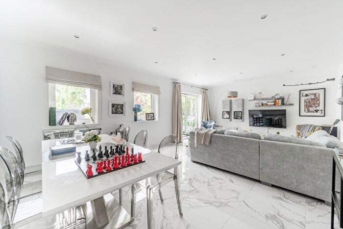 2 Bedroom Flat For Sale In Drayton Gardens, London, SW10