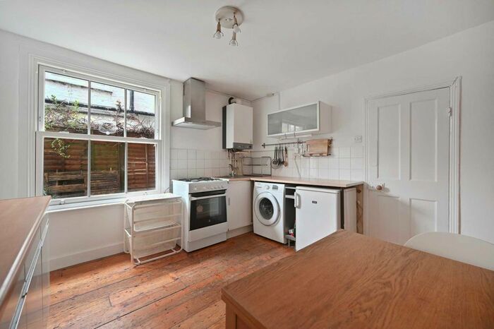 2 Bedroom Flat To Rent In Goldsboro Road, London, SW8