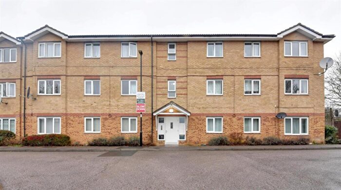 2 Bedroom Flat For Sale In Davey Close, Palmers Green, N13