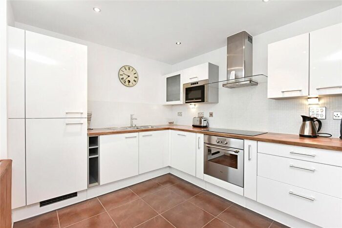 2 Bedroom Flat To Rent In Alaska Apartments, Western Gateway, E16
