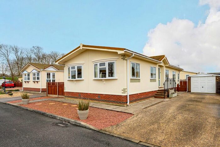 2 Bedroom Mobile/park Home For Sale In Kirkstead Bridge Park, Martin Dales, Woodhall Spa, LN10