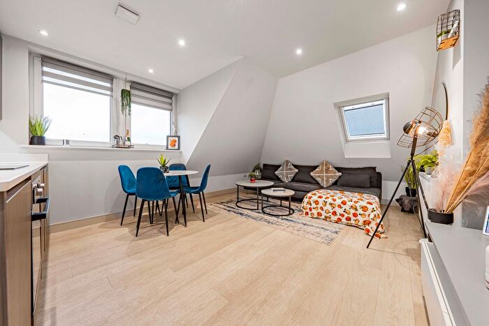 1 Bedroom Flat For Sale In High Street, Uxbridge, UB8