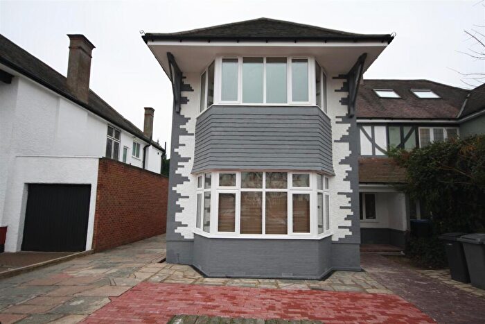 3 Bedroom Flat To Rent In Chatsworth Road, Willesden Green, NW2