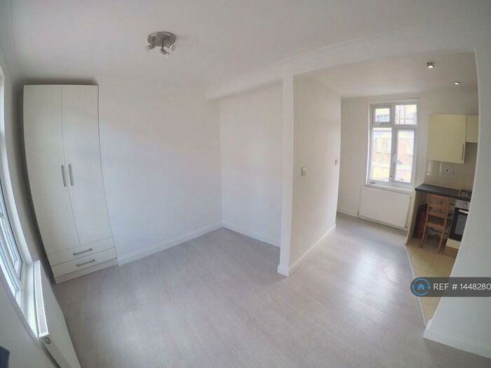 Studio To Rent In Belmont Hill, London, SE13