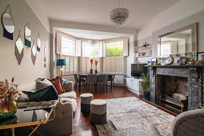 2 Bedroom Flat For Sale In Weston Park, London, N8