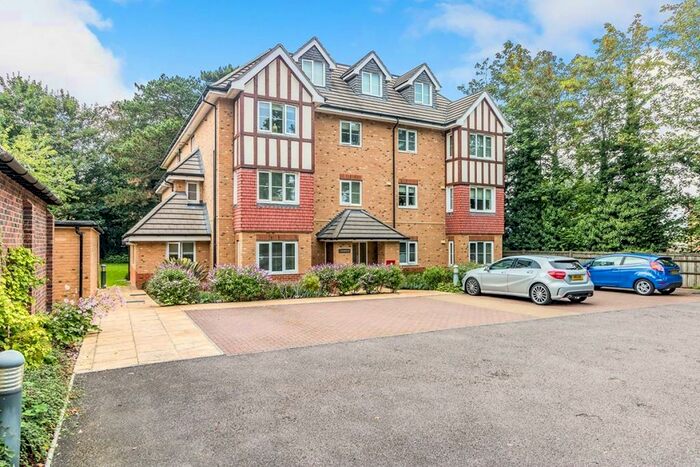 2 Bedroom Flat To Rent In Cedarwood Queens Avenue, Maidstone, Kent, ME16