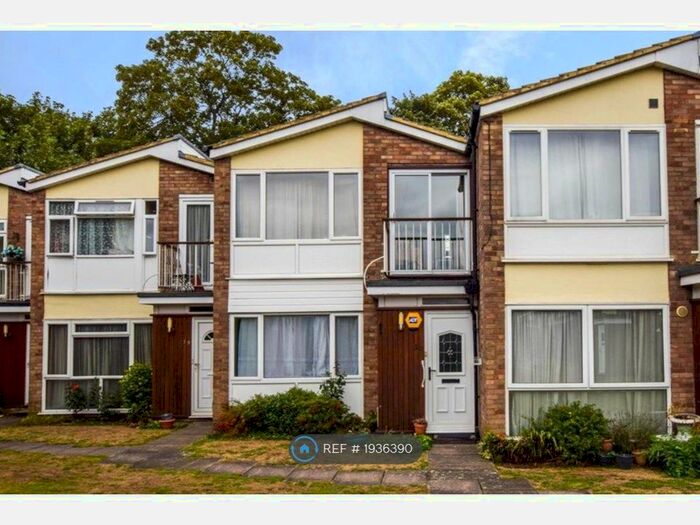 1 Bedroom Flat To Rent In The Larches, Bushey, WD23