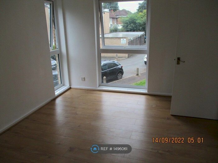 1 Bedroom Flat To Rent In Lingfield Close, Enfield, EN1