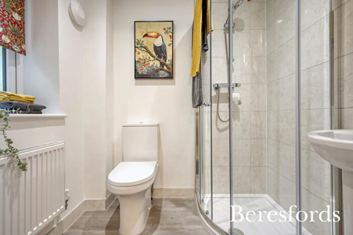 3 Bedroom End Of Terrace House For Sale In Apsley Mews, Victoria Road, RM1