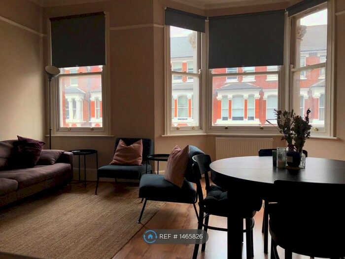 2 Bedroom Flat To Rent In First Floor, London, N5