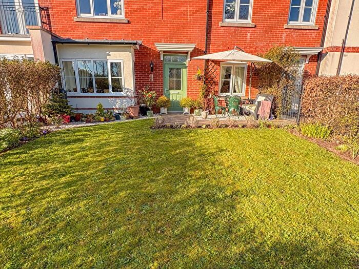 2 Bedroom Flat For Sale In Pottle Walk, Wimborne, BH21