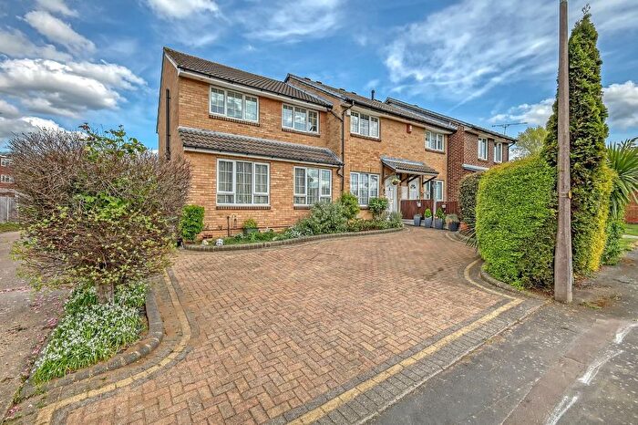 4 Bedroom End Of Terrace House For Sale In Juniper Way, Romford, RM3