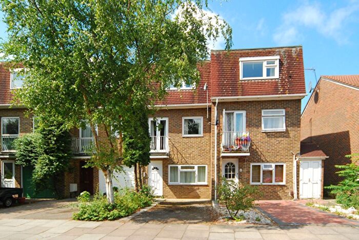 4 Bedroom Property To Rent In Rowan Close, Ealing, London, W5