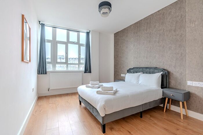 2 Bedroom Flat To Rent In Rushey Green, London, SE6