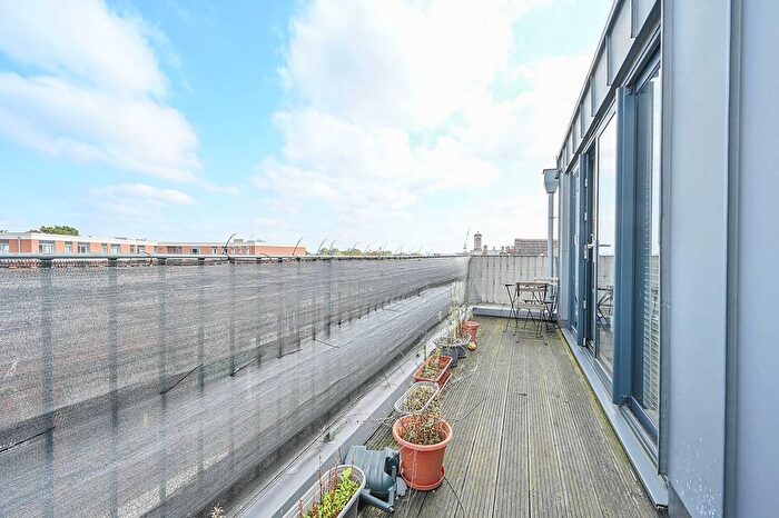 2 Bedroom Flat To Rent In High Street, Acton, London, W3