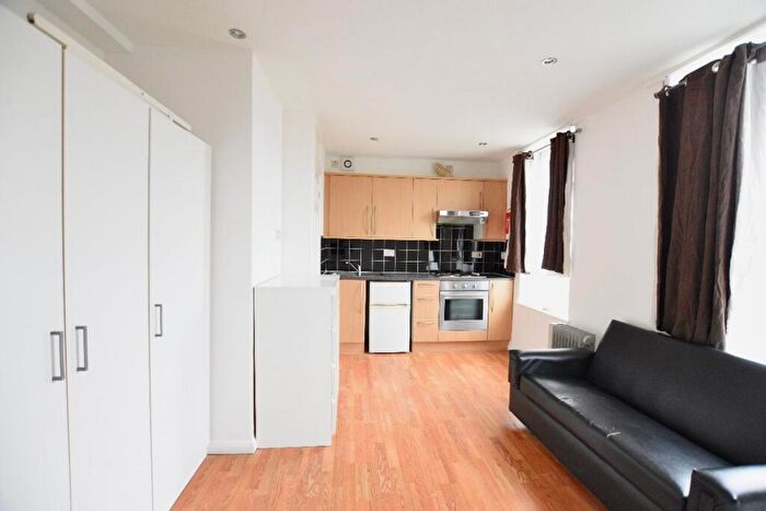 Flat To Rent In Pond Road, West Ham, E15