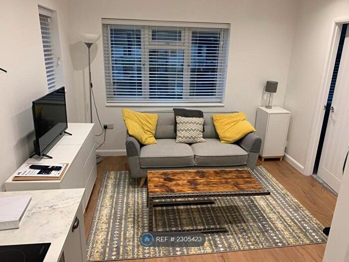 1 Bedroom Flat To Rent In Southdown Road, Harpenden, AL5