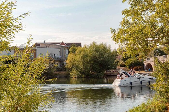 2 Bedroom Flat For Sale In Bridge Wharf, Direct River Views, KT16