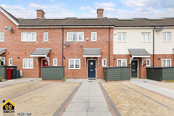 3 Bedroom Terraced House For Sale In Twist Way, Slough, Berkshire, SL2