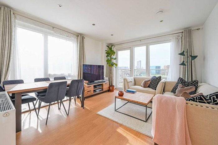 3 Bedroom Flat For Sale In Hawkshaw Court, Tower Hamlets, London, E14