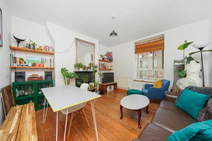 3 Bedroom Flat To Rent In Dog Kennel Hill Estate, London, SE22