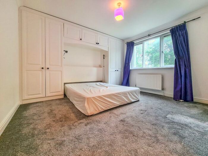 3 Bedroom Flat To Rent In Holders Hill Road, Hendon, London, NW4