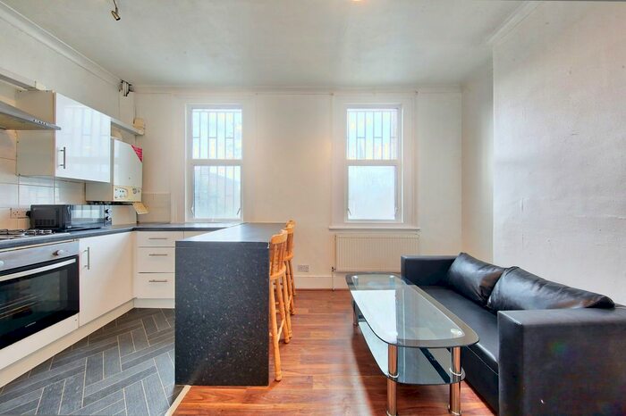 3 Bedroom Flat To Rent In Upper Tooting Road, London, SW17