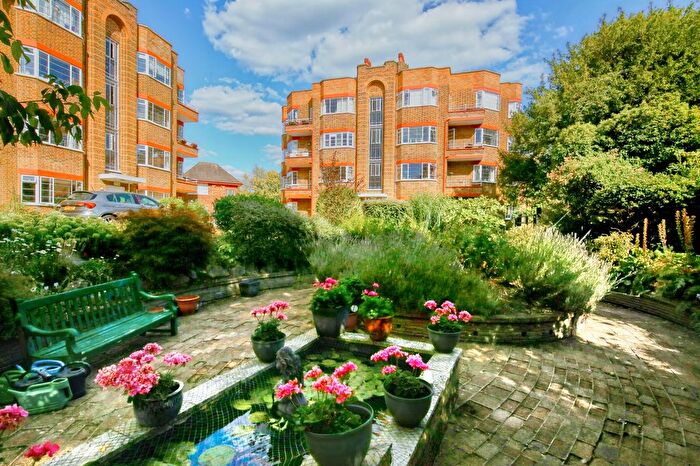 3 Bedroom Flat For Sale In Park Road, Hampton Wick, KT1