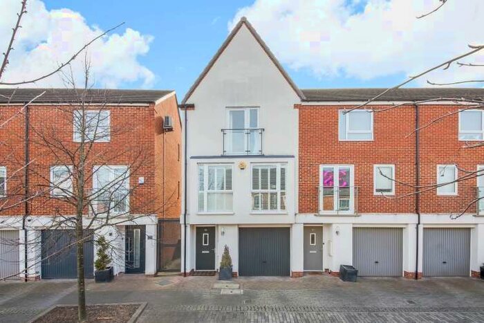 3 Bedroom Town House To Rent In Alcock Crescent Crayford DA1