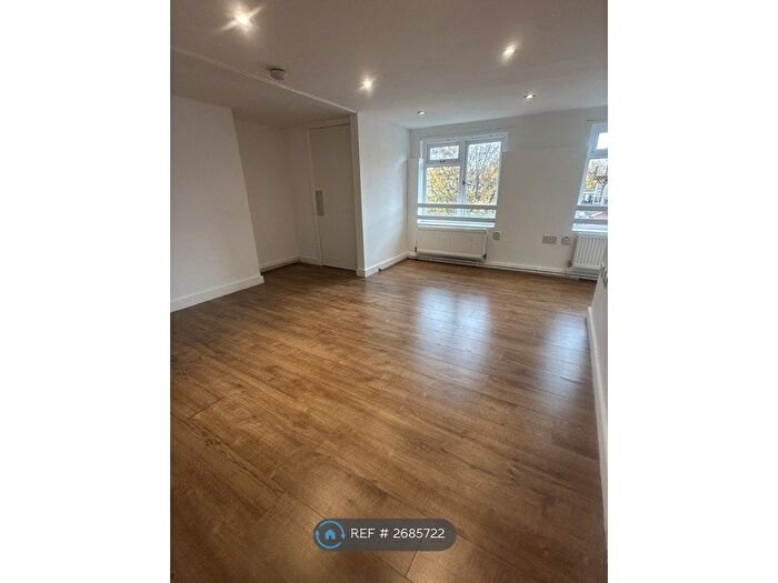 3 Bedroom Flat To Rent In High Road, London, N17