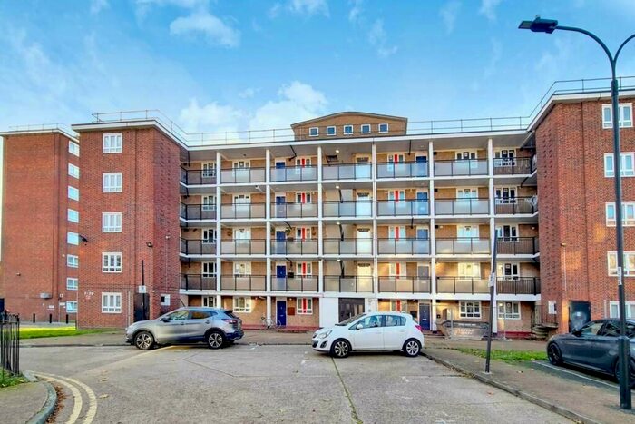 3 Bedroom Flat To Rent In Barclay Close, Fulham, SW6