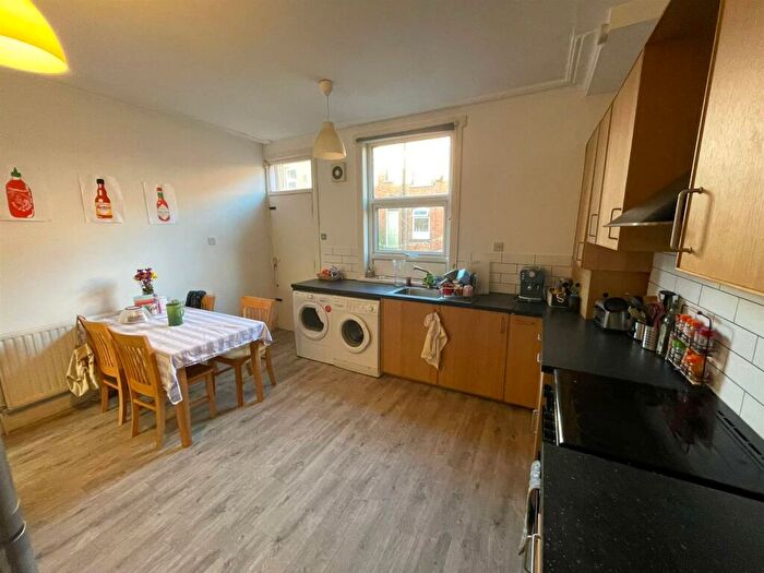 6 Bedroom Terraced House To Rent In Newport Gardens, Headingley, Leeds, LS6