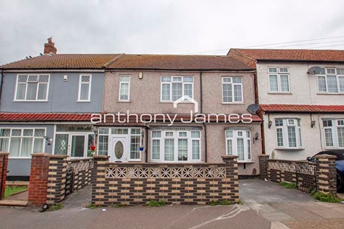 4 Bedroom Semi-detached House To Rent In Deepdene Road, Welling, DA16