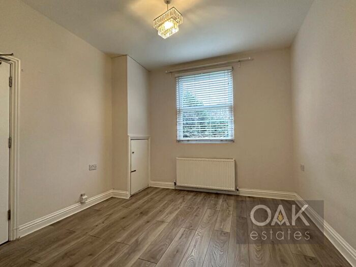 Studio To Rent In Bowes Road, London, N13