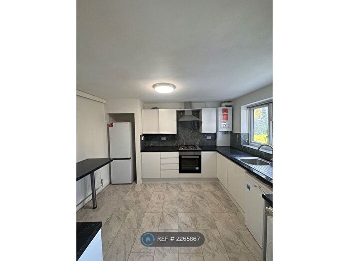 5 Bedroom Semi-Detached House To Rent In West Close, London, N9