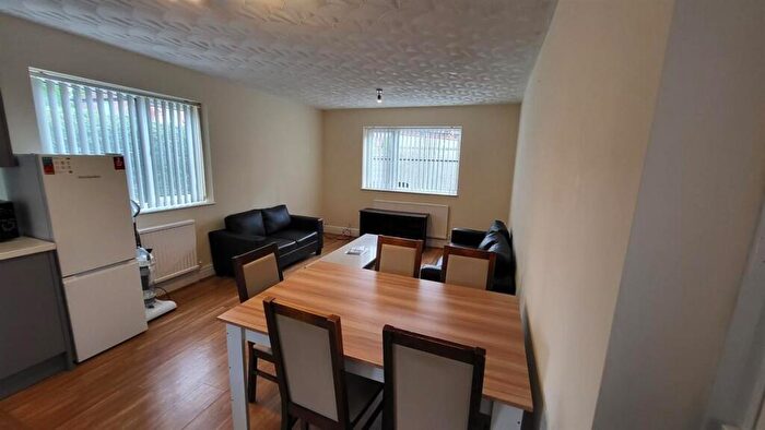 5 Bedroom House To Rent In Parrs Wood Road, Manchester, M20