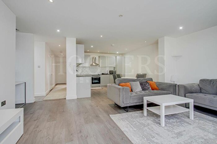 3 Bedroom Apartment To Rent In Elm Way, London, NW10