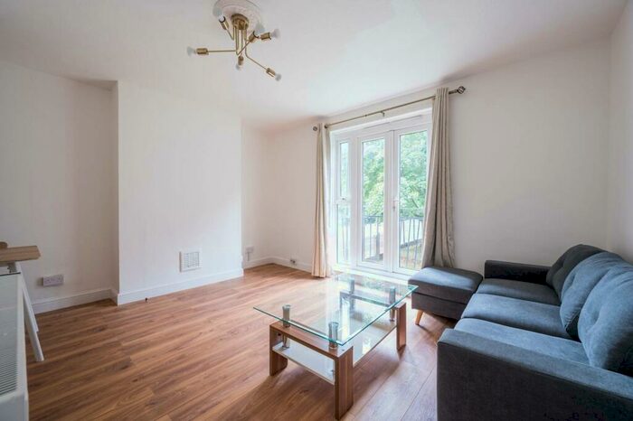 2 Bedroom Maisonette To Rent In Kent Street, Bethnal Green, London, E2