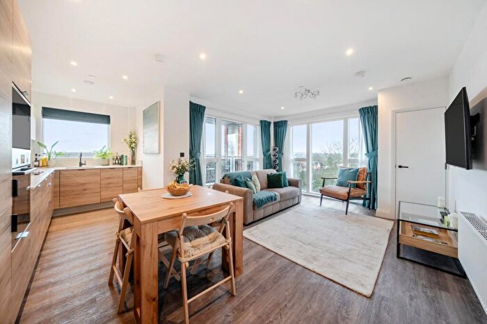 2 Bedroom Flat For Sale In Grove Park Road, London, SE9