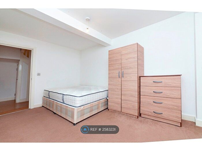 3 Bedroom Flat To Rent In Glengall Road, London, SE15