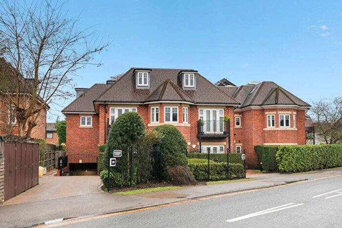 3 Bedroom Flat For Sale In Between Streets, Oakdene Court, KT11