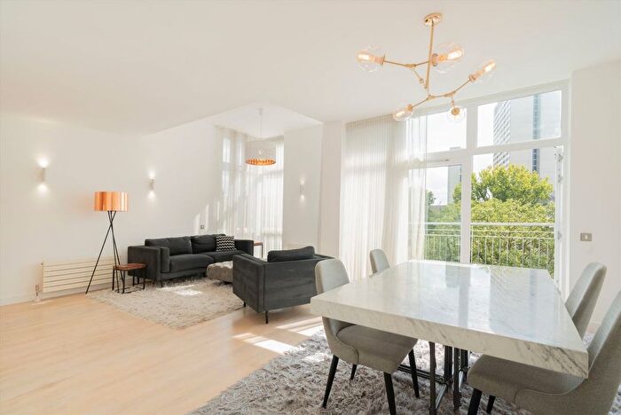 2 Bedroom Flat To Rent In Hunt Close, Holland Park, W11