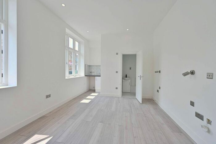 5 Bedroom Flat To Rent In Upper Richmond Road West, East Sheen, London, SW14