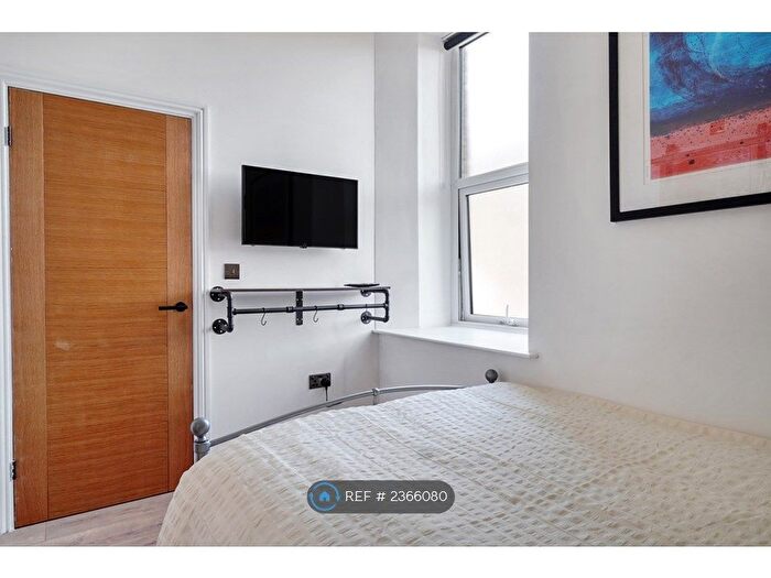 1 Bedroom Flat To Rent In Tudor House, Brighouse, HD6