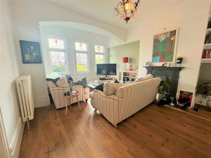 2 Bedroom House To Rent In Grand Drive, Leigh-On-Sea, SS9