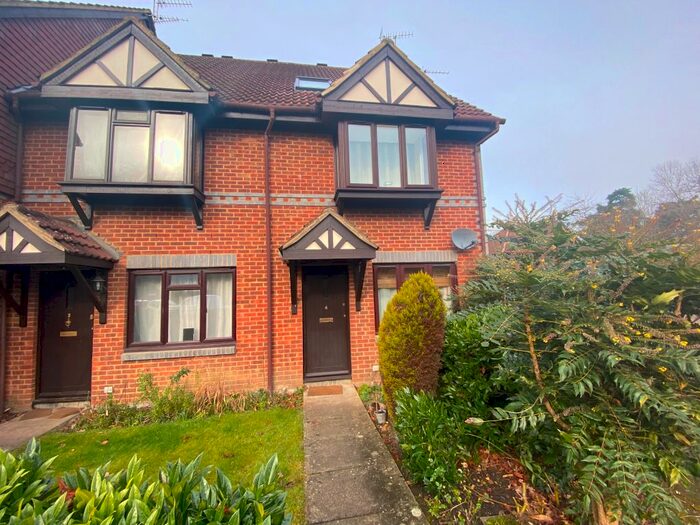 1 Bedroom Flat To Rent In Dorchester Court, Oriental Road, Woking, GU22