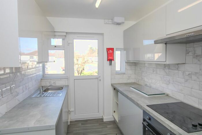 2 Bedroom Flat To Rent In Queens Court, Kenton Lane, Harrow, HA3