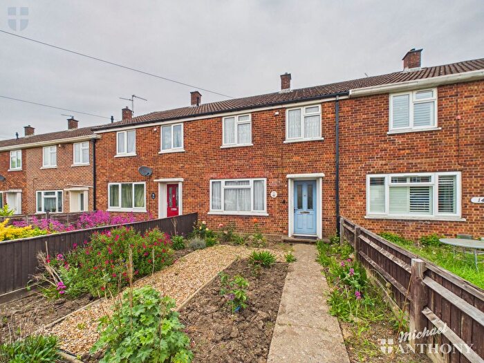 3 Bedroom Terraced House For Sale In Gatehouse Road, Aylesbury, HP19